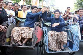 Jago PDIP-Golkar Daftar Calon Walikota Yogya Sambil Naik Becak