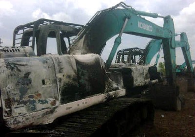 Alat Berat Kontraktor RAPP Dibakar Massa