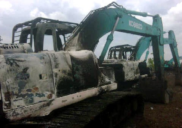 Alat Berat Kontraktor RAPP Dibakar Massa