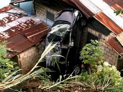 Mobil Sekda Papua Terjun ke Rumah Warga