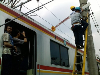 Pintu Koboi untuk Penumpang KA Bandel
