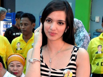 Nia Ramadhani Berbaju Belang