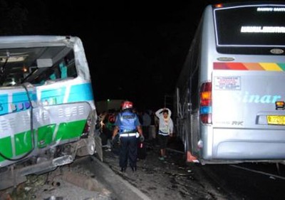 Bus Sinar Jaya Seruduk Bus Budiman