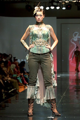 Fomalhaul Zamel The Warrior. Jakarta Fashion & Food Festival 2011 at Ballroom Hotel Harris. Jakarta. [Foto: Mohammad Abduh/Wolipop]