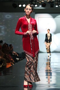 Poppy Karim The Acculturation In Glam. Jakarta Fashion & Food Festival 2011 at Ballroom Hotel Harris. Kelapa Gading. Jakarta. [Foto: Mohammad Abduh/Wolipop]