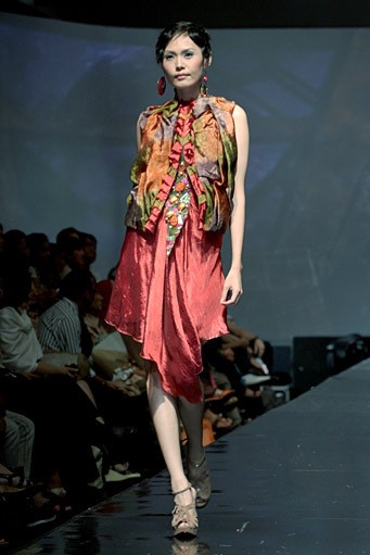 Melia Wijaya Earthquake. Jakarta Fashion & Food Festival 2011 at Ballroom Hotel Harris. Kelapa Gading. Jakarta. [Photo: Mohammad Abduh/Wolipop]