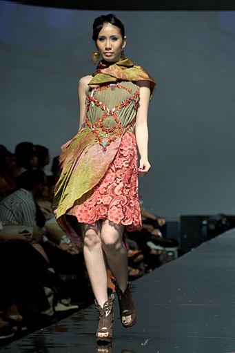 Melia Wijaya Earthquake. Jakarta Fashion & Food Festival 2011 at Ballroom Hotel Harris. Kelapa Gading. Jakarta. [Photo: Mohammad Abduh/Wolipop]