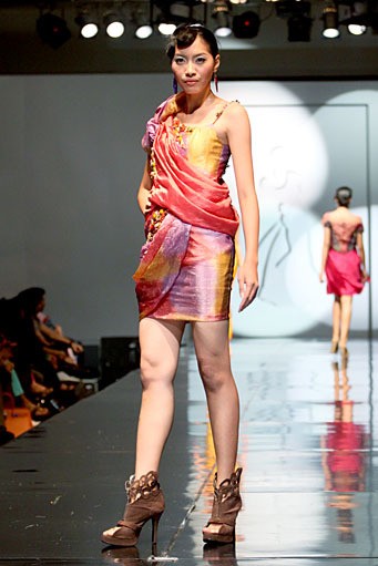 Melia Wijaya Earthquake. Jakarta Fashion & Food Festival 2011 at Ballroom Hotel Harris. Kelapa Gading. Jakarta. [Photo: Mohammad Abduh/Wolipop]