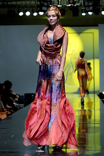 Melia Wijaya Earthquake. Jakarta Fashion & Food Festival 2011 at Ballroom Hotel Harris. Kelapa Gading. Jakarta. [Photo: Mohammad Abduh/Wolipop]