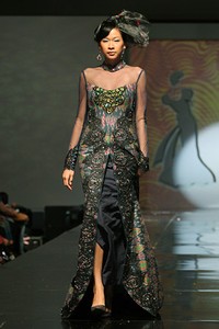 Zainal Songket Sriwijaya di Waktu Malam. Jakarta Fashion & Food Festival 2011 at Ballroom Hotel Harris. Kelapa Gading. Jakarta. [Foto: Mohammad Abduh/Wolipop]