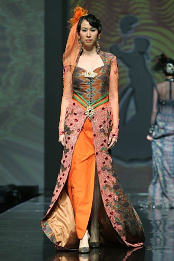 Zainal Songket Sriwijaya di Waktu Malam. Jakarta Fashion & Food Festival 2011 at Ballroom Hotel Harris. Kelapa Gading. Jakarta. [Foto: Mohammad Abduh/Wolipop]