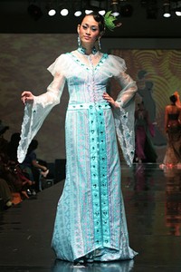 Zainal Songket Sriwijaya di Waktu Malam. Jakarta Fashion & Food Festival 2011 at Ballroom Hotel Harris. Kelapa Gading. Jakarta. [Foto: Mohammad Abduh/Wolipop]