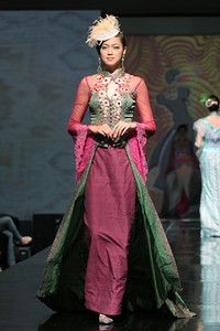 Zainal Songket Sriwijaya di Waktu Malam. Jakarta Fashion & Food Festival 2011 at Ballroom Hotel Harris. Kelapa Gading. Jakarta. [Foto: Mohammad Abduh/Wolipop]