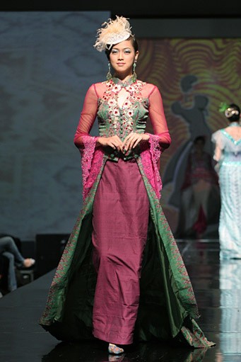 Zainal Songket Sriwijaya di Waktu Malam. Jakarta Fashion & Food Festival 2011 at Ballroom Hotel Harris. Kelapa Gading. Jakarta. [Foto: Mohammad Abduh/Wolipop]