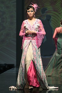 Zainal Songket Sriwijaya di Waktu Malam. Jakarta Fashion & Food Festival 2011 at Ballroom Hotel Harris. Kelapa Gading. Jakarta. [Foto: Mohammad Abduh/Wolipop]