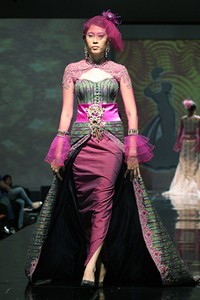 Zainal Songket Sriwijaya di Waktu Malam. Jakarta Fashion & Food Festival 2011 at Ballroom Hotel Harris. Kelapa Gading. Jakarta. [Foto: Mohammad Abduh/Wolipop]