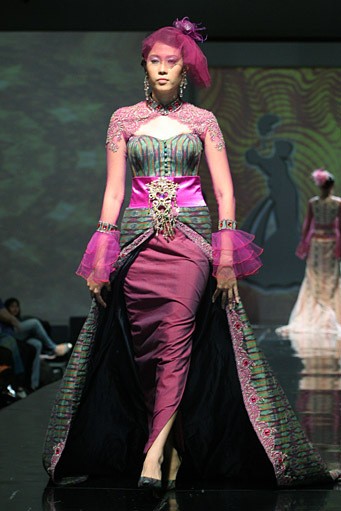 Zainal Songket Sriwijaya di Waktu Malam. Jakarta Fashion & Food Festival 2011 at Ballroom Hotel Harris. Kelapa Gading. Jakarta. [Foto: Mohammad Abduh/Wolipop]