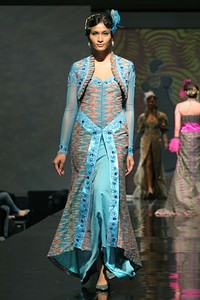 Zainal Songket Sriwijaya di Waktu Malam. Jakarta Fashion & Food Festival 2011 at Ballroom Hotel Harris. Kelapa Gading. Jakarta. [Foto: Mohammad Abduh/Wolipop]