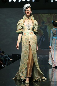 Zainal Songket Sriwijaya di Waktu Malam. Jakarta Fashion & Food Festival 2011 at Ballroom Hotel Harris. Kelapa Gading. Jakarta. [Foto: Mohammad Abduh/Wolipop]