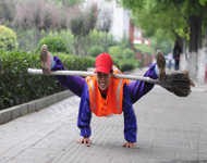 Tukang Sapu di China Jadi Artis Dadakan