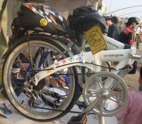 Bike To Work Bandung Bagikan Bibit Pohon