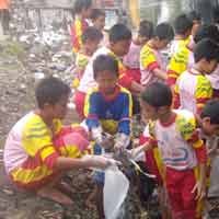Siswa SD Muhammadiyah 11 Bersihkan Sungai Genting