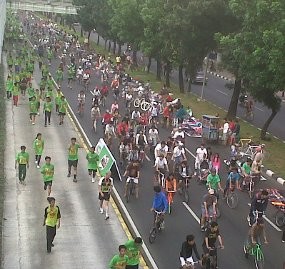 Jalur Busway Ditutup, Ribuan Orang Banjiri Jl Sudirman