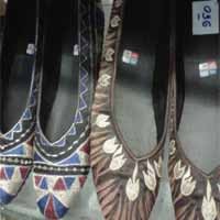 Berburu Sepatu Etnik Bermotif Batik Yuk!