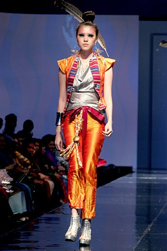 Defrico Audy Rhythm of Tribalism. Jakarta Fashion & Food Festival 2011 at Ballroom Hotel Haris. Kelapa GAding. Jakarta. [Foto: Mohammad Abduh/Wolipop]