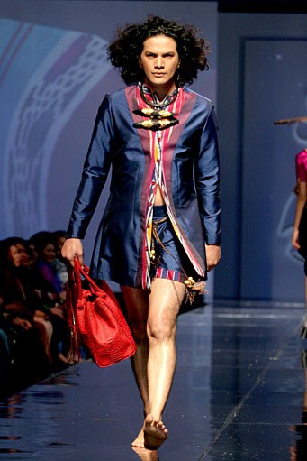 Defrico Audy Rhythm of Tribalism. Jakarta Fashion & Food Festival 2011 at Ballroom Hotel Haris. Kelapa GAding. Jakarta. [Foto: Mohammad Abduh/Wolipop]