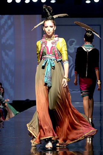 Defrico Audy Rhythm of Tribalism. Jakarta Fashion & Food Festival 2011 at Ballroom Hotel Haris. Kelapa GAding. Jakarta. [Foto: Mohammad Abduh/Wolipop]