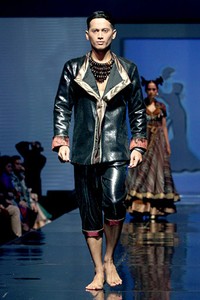 Defrico Audy Rhythm of Tribalism. Jakarta Fashion & Food Festival 2011 at Ballroom Hotel Haris. Kelapa GAding. Jakarta. [Foto: Mohammad Abduh/Wolipop]