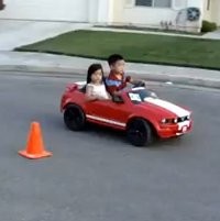 Wah Bocah Laki-laki Ngedrift dengan Ford Mustang Mini
