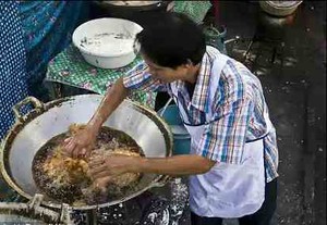 Kulit Manusia Gorengan Tak Melepuh Dicelup Minyak Panas