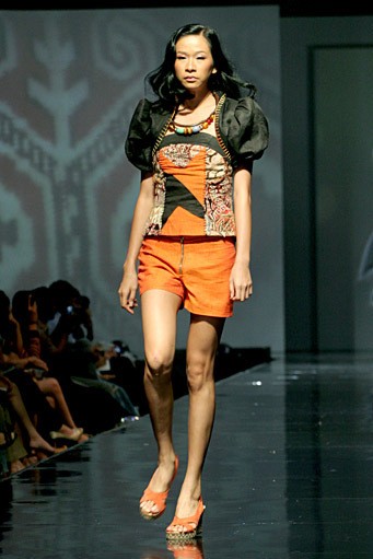 Uke Toegimin Trik Nyentrik. Jakarta Fashion & Food Festival 2011 at Ballroom Hotel Harris. Kelapa Gading. Jakarta. [Foto: Mohammad Abduh/Wolipop]