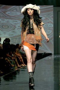 Uke Toegimin Trik Nyentrik. Jakarta Fashion & Food Festival 2011 at Ballroom Hotel Harris. Kelapa Gading. Jakarta. [Foto: Mohammad Abduh/Wolipop]