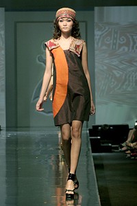 Uke Toegimin Trik Nyentrik. Jakarta Fashion & Food Festival 2011 at Ballroom Hotel Harris. Kelapa Gading. Jakarta. [Foto: Mohammad Abduh/Wolipop]