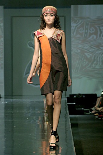 Uke Toegimin Trik Nyentrik. Jakarta Fashion & Food Festival 2011 at Ballroom Hotel Harris. Kelapa Gading. Jakarta. [Foto: Mohammad Abduh/Wolipop]