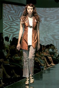 Uke Toegimin Trik Nyentrik. Jakarta Fashion & Food Festival 2011 at Ballroom Hotel Harris. Kelapa Gading. Jakarta. [Foto: Mohammad Abduh/Wolipop]