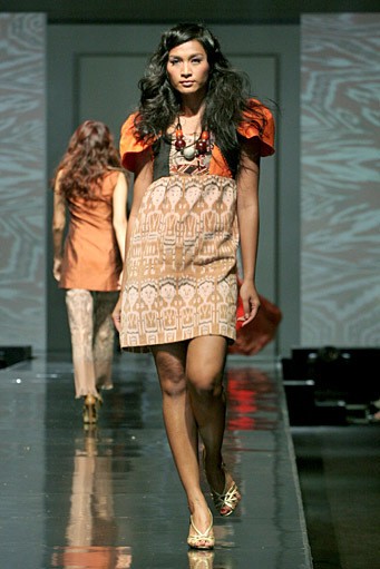 Uke Toegimin Trik Nyentrik. Jakarta Fashion & Food Festival 2011 at Ballroom Hotel Harris. Kelapa Gading. Jakarta. [Foto: Mohammad Abduh/Wolipop]