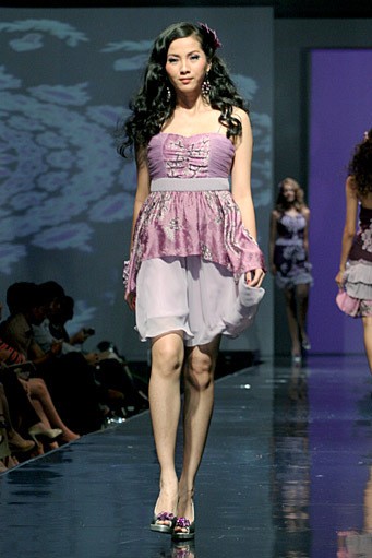 Dana Rahardja Simply Pleated. Jakarta Fashion & Food Festival 2011 at Ballroom Hotel Harris. Kelapa Gading. Jakarta. [Foto: Mohammad Abduh/Wolipop]