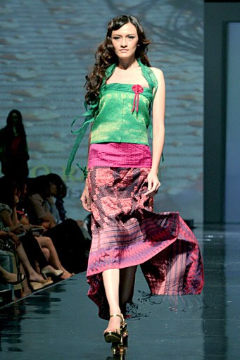 Wignyo Rahadi Naturalisasi Tenun. Jakarta Fashion & Food Festival 2011 at Harris Hotel. Kelapa Gading. Jakarta. [Foto: Mohammad Abduh/Wolipop]