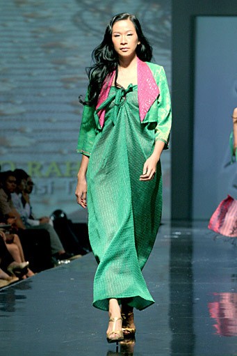 Wignyo Rahadi Naturalisasi Tenun. Jakarta Fashion & Food Festival 2011 at Harris Hotel. Kelapa Gading. Jakarta. [Foto: Mohammad Abduh/Wolipop]