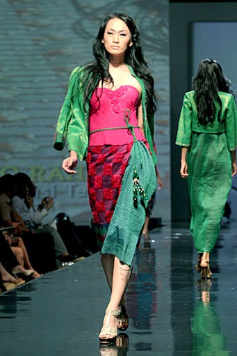 Wignyo Rahadi Naturalisasi Tenun. Jakarta Fashion & Food Festival 2011 at Harris Hotel. Kelapa Gading. Jakarta. [Foto: Mohammad Abduh/Wolipop]