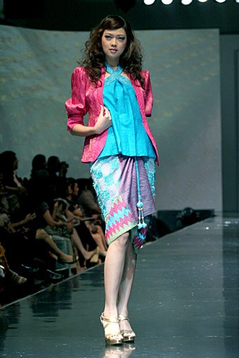 Wignyo Rahadi Naturalisasi Tenun. Jakarta Fashion & Food Festival 2011 at Harris Hotel. Kelapa Gading. Jakarta. [Foto: Mohammad Abduh/Wolipop]