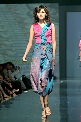 Wignyo Rahadi Naturalisasi Tenun. Jakarta Fashion & Food Festival 2011 at Harris Hotel. Kelapa Gading. Jakarta. [Foto: Mohammad Abduh/Wolipop]