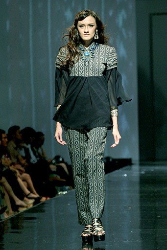 Poppy Dharsono Fascinate of Tenun. Jakarta Fashion & Food Fstival 2011 at Ballroom Hotel Harris. Kelapa Gading. Jakarta. [Foto: Mohammad Abduh/Wolipop]