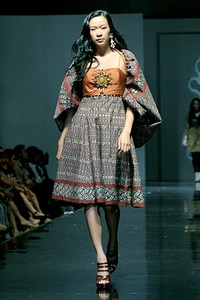 Poppy Dharsono Fascinate of Tenun. Jakarta Fashion & Food Fstival 2011 at Ballroom Hotel Harris. Kelapa Gading. Jakarta. [Foto: Mohammad Abduh/Wolipop]