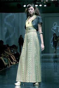 Poppy Dharsono Fascinate of Tenun. Jakarta Fashion & Food Fstival 2011 at Ballroom Hotel Harris. Kelapa Gading. Jakarta. [Foto: Mohammad Abduh/Wolipop]