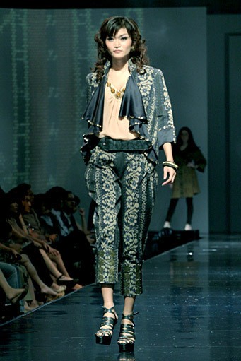 Poppy Dharsono Fascinate of Tenun. Jakarta Fashion & Food Fstival 2011 at Ballroom Hotel Harris. Kelapa Gading. Jakarta. [Foto: Mohammad Abduh/Wolipop]